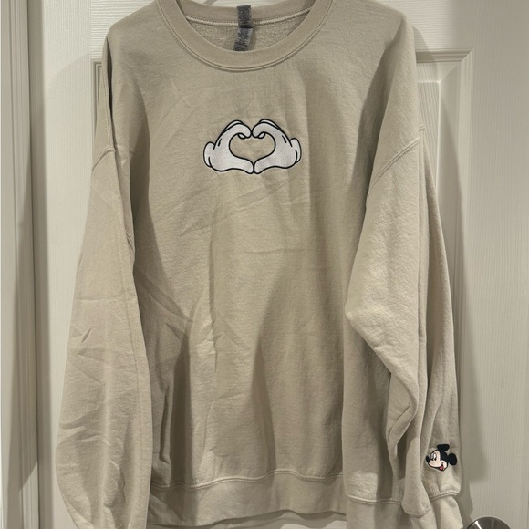 Mickey Mouse Hand Heart Sweatshirt🫶🏻 - Picture 1 of 5